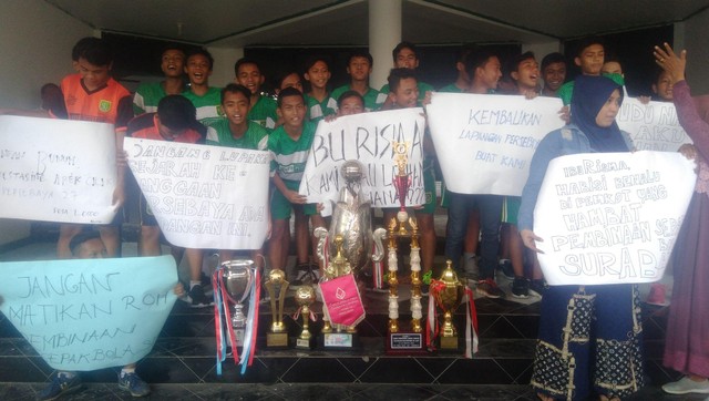 Aksi unjuk rasa yang digelar pemain U-14 Persebaya Surabaya di depan Lapangan Karanggayam, Surabaya. Foto: Masruroh/Basra