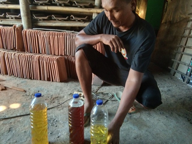 Purwanto, warga Dukuh Kebak, RT 01 RW 13, Desa Wirun, Kecamatan Mojolaban, Sukoharjo, membuat inovasi bahan bakar minyak dari sampah plastik. (Tara Wahyu N.V.)