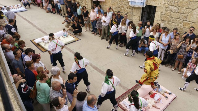 Suasana festival 'El Colacho' di desa Castrillo de Murcia, Spanyol, Minggu (23/6). Foto: AFP/CESAR MANSO
