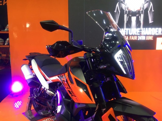 KTM 790 Adventure meluncur di lantai Jakarta Fair 2019. Foto: Ghulam Muhammad Nayazri / kumparanOTO