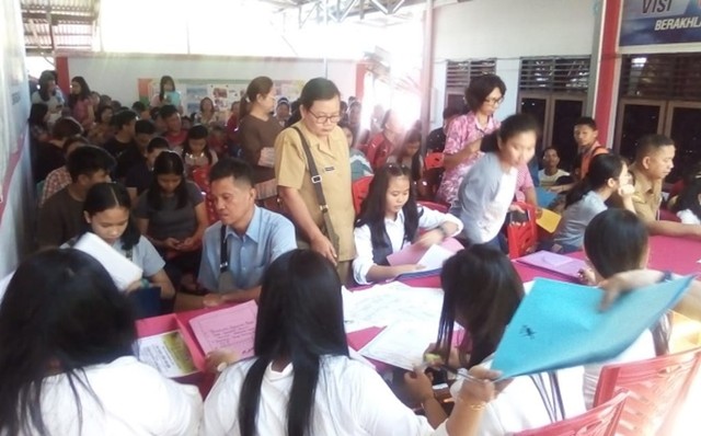 Suasana pendaftaran peserta didik baru di salah satu sekolah yang ada di Kota Manado. (foto: ilona)