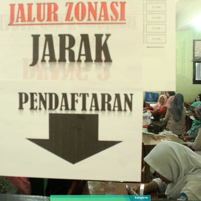 Calon siswa didampingi orang tua melakukan proses pendaftaran penerimaan peserta didik baru (PPDB) SMA  melalui sistem zonasi di SMAN 2 Kota Bekasi, Bekasi, Jawa Barat, Senin (17/6/2019). Foto: ANTARA FOTO/Risky Andrianto