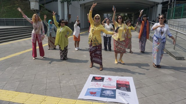 Sejumlah warga dari gerakan Selasa Berkebaya menari di Kawasan Stasiun MRT Dukuh Atas, Jakarta, Selasa (25/6). Foto: Jamal Ramadhan/kumparan