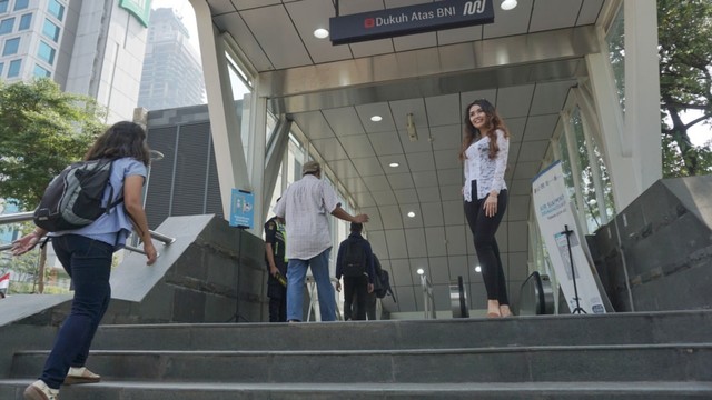 Suasana di depan di Stasiun MRT Dukuh Atas, Jakarta, Selasa (25/6). Foto: Jamal Ramadhan/kumparan