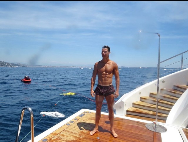 Cristiano Ronaldo berpose di atas superyacht Foto: Instagram/@cristiano