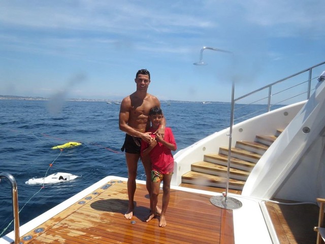 Cristiano Ronaldo dan anak laki-lakinya Cristiano Ronaldo Jr. berpose di atas Yacht mewah Foto: Instagram/@cristiano