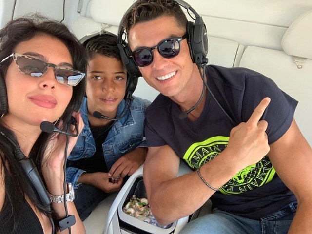 Cristiano Ronaldo bersama keluarganya yang berpose di dalam helikopter Foto: Instagram/@cristiano