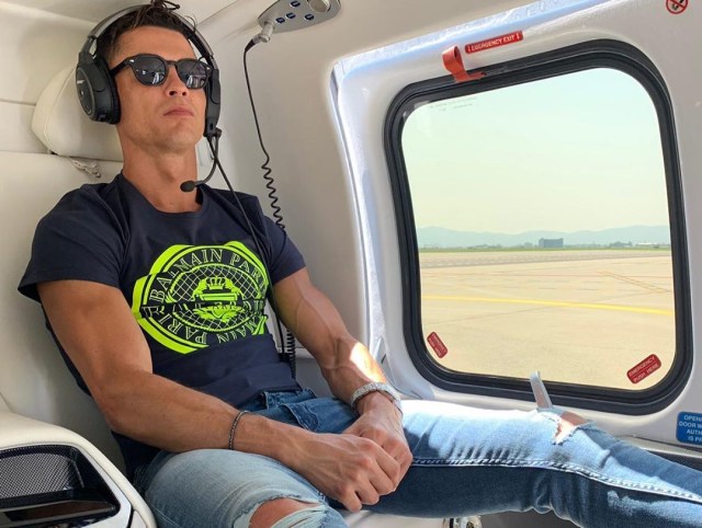 Ronaldo di atas sebuah helikopter Foto: Instagram/@cristiano