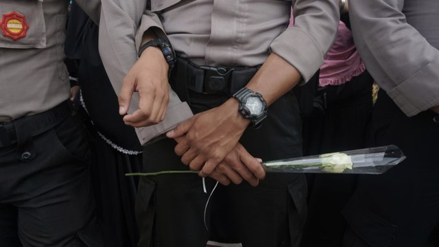 Aksi Damai Emak-emak di depan Patung Kuda