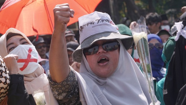 Aksi Damai Emak-emak di depan Patung Kuda