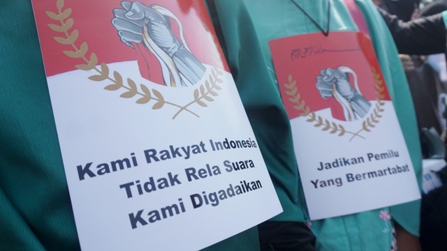 Aksi Damai Emak-emak di depan Patung Kuda