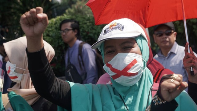 Aksi Damai Emak-emak di depan Patung Kuda