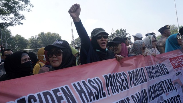 Aksi Damai Emak-emak di depan Patung Kuda
