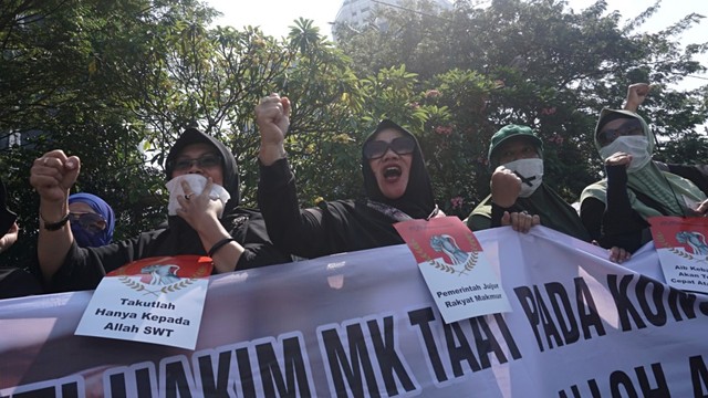 Aksi Damai Emak-emak di depan Patung Kuda