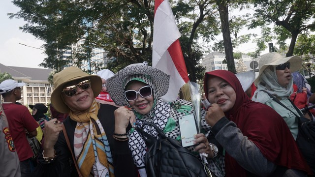 Sejumlah massa aksi yang tergabung dalam Aliansi Pergerakan Islam (API) melakukan aksi damai di depan Patung Kuda, Jakarta, Selasa (25/6). Foto: Fanny Kusumawardhani/kumparan
