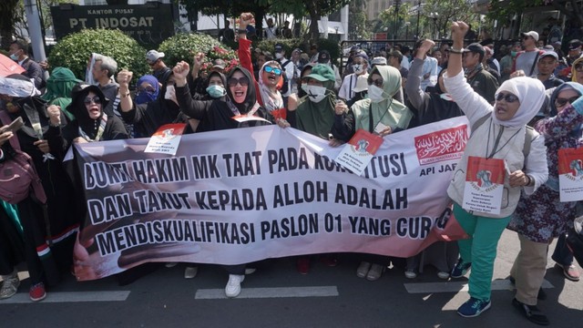 Aksi Damai Emak-emak di depan Patung Kuda