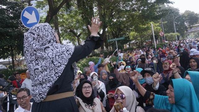Aksi Damai Emak-emak di depan Patung Kuda