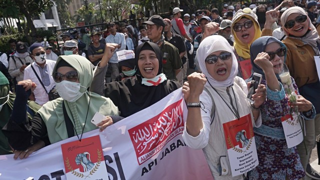 Aksi Damai Emak-emak di depan Patung Kuda
