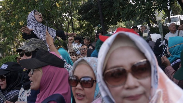 Aksi Damai Emak-emak di depan Patung Kuda