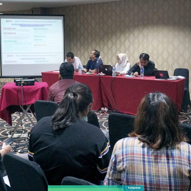 Suasana Diskusi KODE Inisiatif menakar putusan MK atas penyampaian keterangan saksi dan Ahli yang dihadirkan oleh pemohon, pihak terkait dan Bawaslu di D'Hotel Indonesia. Foto: Iqbal Firdaus/kumparan