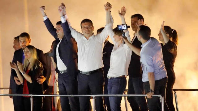 Ekrem Imamoglu (tengah), kandidat walikota dari oposisi utama Partai Rakyat Republik (CHP), menyambut para pendukung pada rapat umum di distrik Beylikduzu, di Istanbul. Foto: Reuters