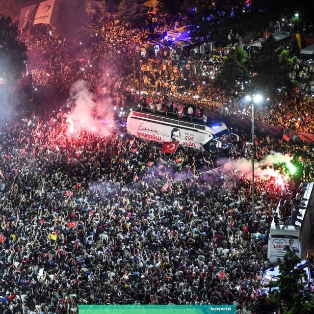 Warga kota Istanbul berkumpul untuk merayakannya setelah kandidat Partai Rakyat Republik (CHP) memenangkan pemilihan ulang walikota Istanbul, di Betlikduzu (23/6). Foto: AFP