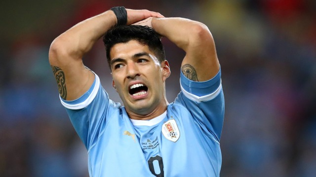Luis Suarez saat membela Timnas Uruguay. Foto: REUTERS/Pilar Olivares