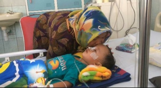 Widatur Rohimah mendampingi anaknya, M. Radika Aditya, di ruang perawatan anak RSUD Dr Soedarsono, Kota Pasuruan, Selasa (25/6/2019).
