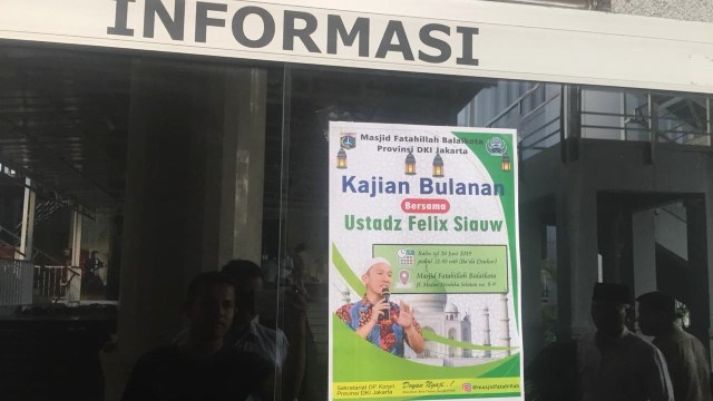Poster pengumuman ceramah Ustaz Felix Siauw di Balai Kota DKI Jakarta. Foto: Moh Fajri/kumparan