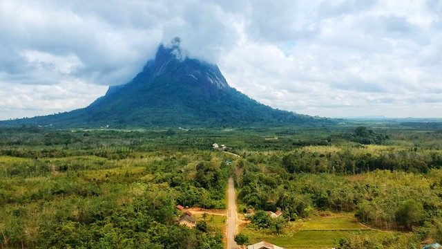 Gunung Kelam terlihat dari salah satu sudut, bagian puncak tertutup awan. Foto: Baraka Bumi