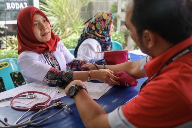 Petugas PMI melayani warga yang akan mendonorkan darahnya. Foto: Suparta/acehkini