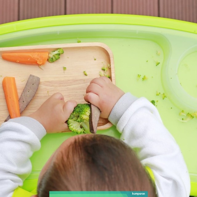 ilustrasi bayi makan sayuran rebus. Foto: Shutterstock