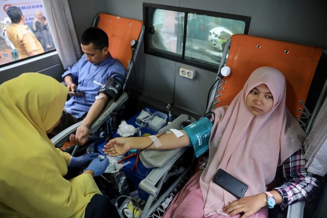 Dua warga mendonorkan darahnya, memperingati Hari Donor Internasional, di kantor PMI Banda Aceh. Foto: Suparta/acehkini