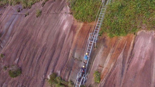 Penulis saat naik tangga besi keempat, sebelum aktivitas pendakian ditutup total sementara untuk perbaikan oleh BKSDA Kalbar. Foto: Baraka Bumi