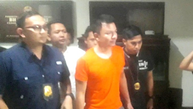Jerry Aurum, di Polres Jakarta Barat (NOT COVER)