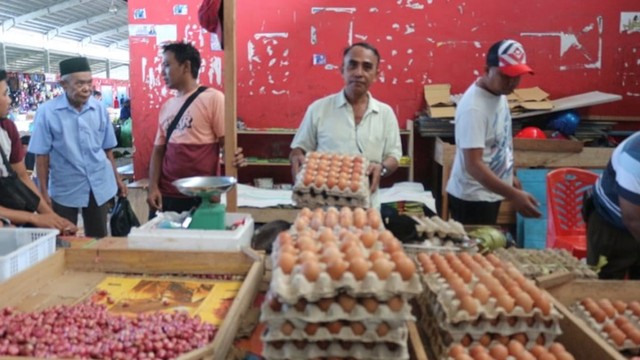 Pedagang telur di Pasar Aroro Iroro Serui. (BumiPapua.com/Agies Pranoto)  