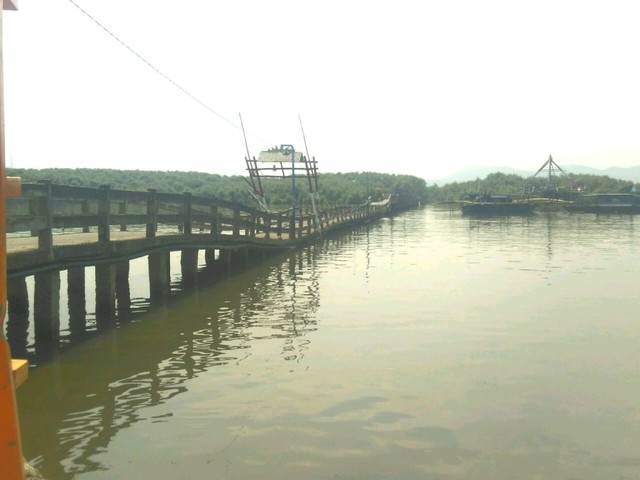Kondisi jembatan Pulau Pasaran yang anjlok dan miring pasca letusan Gunung Anak Krakatau dan Tsunami Desember 2018 lalu, Selasa (25/6) | Foto : Sidik Aryono/Lampung Geh