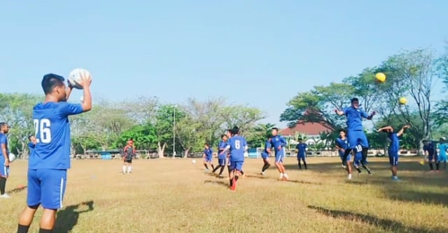 Pemain Bogor FC Sulut United berlatih di Lapangan Tuban, jelang duel melawan Persatu Tuban (foto: official sulut united)