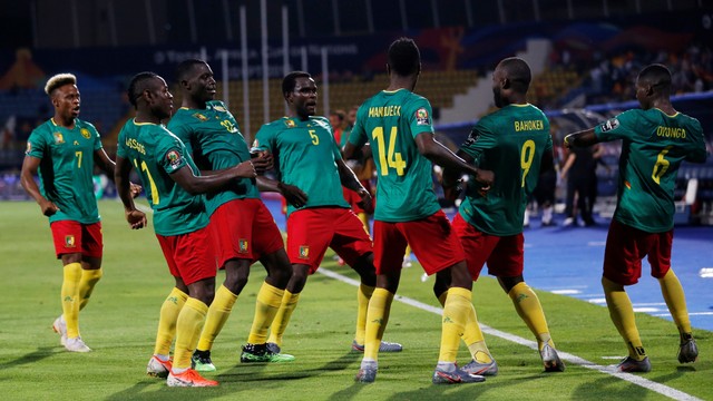 Pemain-pemain Timnas Kamerun merayakan kemenangan atas Guinea-Bissau di Piala Afrika 2019. Foto: REUTERS/Amr Abdallah Dalsh