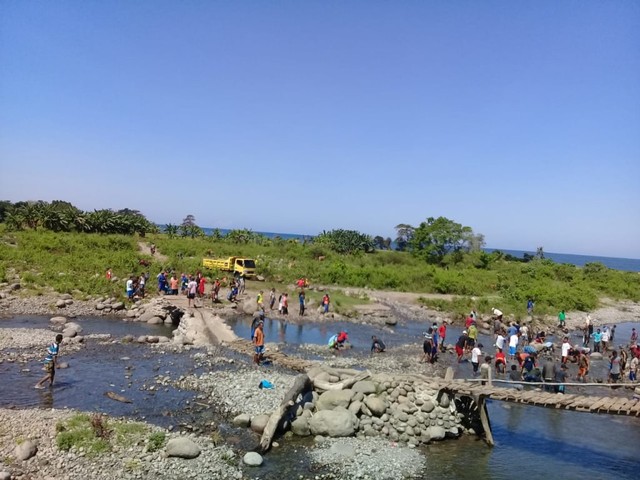 Warga Desa Lidi dan Satar Lenda membangun jembatan batu di tengah Kali Wae Musur, Kecamatan Rana Mese, Kabupaten Manggarai Timur, Flores, NTT, pada Selasa (25/6). Sumber Foto: Dok. Istimewa