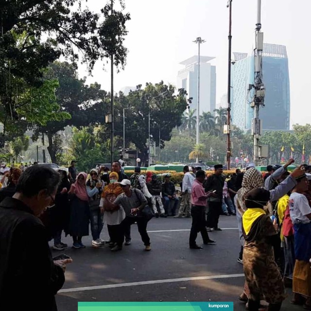 Sejumlah massa berkumpul di kawasan Patung Kuda, Monas, Jakarta, Rabu (26/6). Foto: Efira Tamara/kumparan