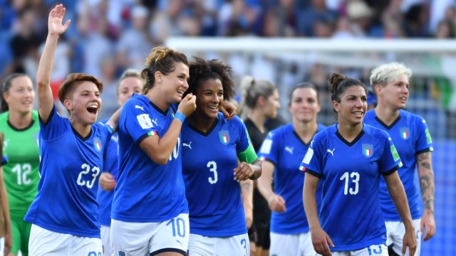 Pemain-pemain Timnas Putri Italia merayakan kemenangan atas China di Piala Dunia. Foto: AFP/Pascal Guyot