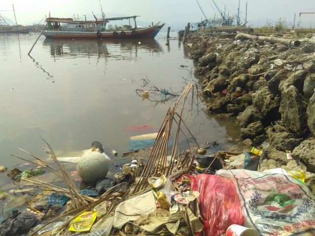 Sampah di laut yang terbawa aliran dan ombak di Dermaga Pulau Pasaran, Selasa(25/6) | Foto : Sidik Aryono/Lampung Geh