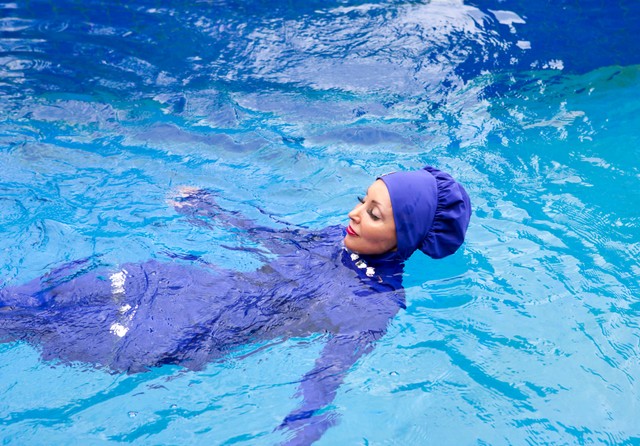 Ilustrasi memakai Burkini di kolam renang Foto: Shutterstock