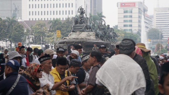 Massa aksi, Patung Kuda