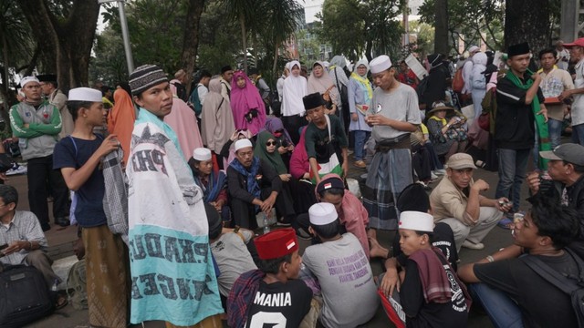 Massa aksi, Patung Kuda