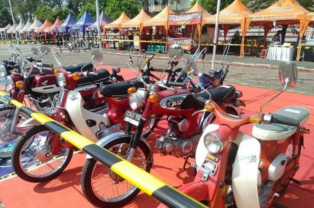 Berbagai bentuk dan varian Honda dari pelosok negeri ini dipertunjukkan. Mulai dari yang asli hingga yang dimodifikasi ekstrem seperti model choper dan trail dalam Jambore nasional ke-16. (Andry)