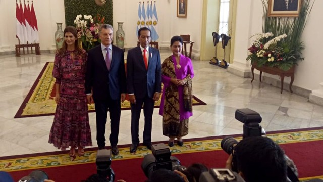 Presiden Jokowi dan Ibu negara Iriana Widodo melakukan foto bersama saat dengan Presiden Argentina H. E. Mr. Mauricio Macri di Istana Negara, Rabu (26/6). Foto: Fahrian Saleh/kumparann