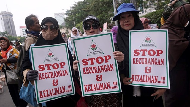 Aksi selawatan di depan gedung MK
