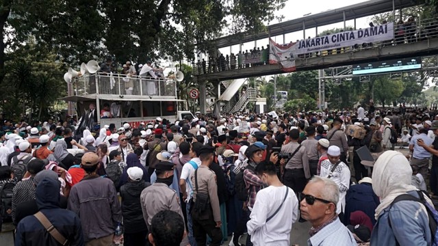 Aksi selawatan di depan gedung MK